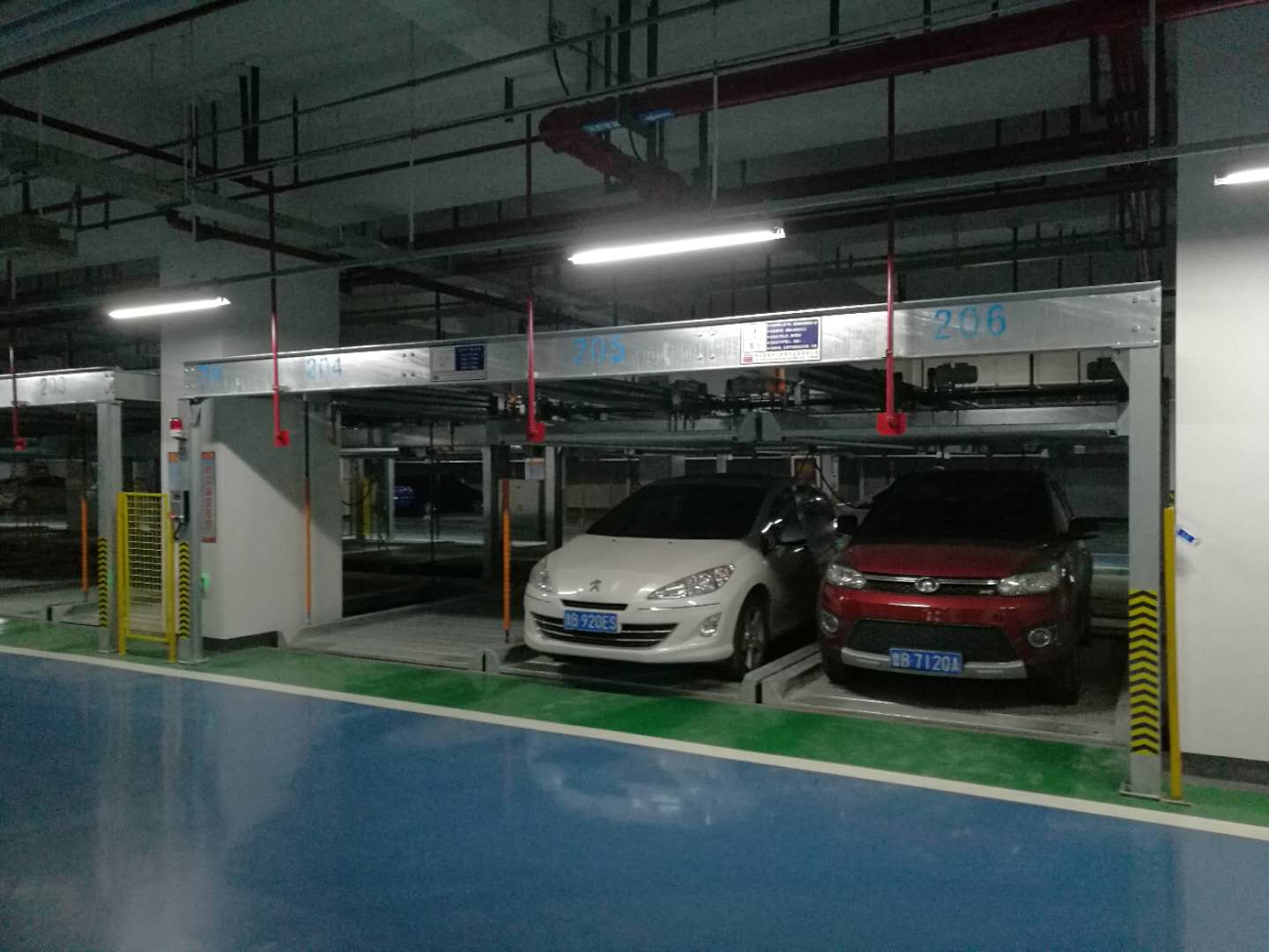 商(shang)圈助(zhu)手，立體(ti)停(ting)車庫